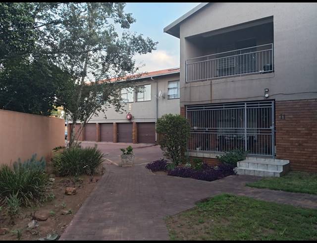 2 BEDROOM FLAT FOR SALE IN VANDERBIJLPARK CE 3